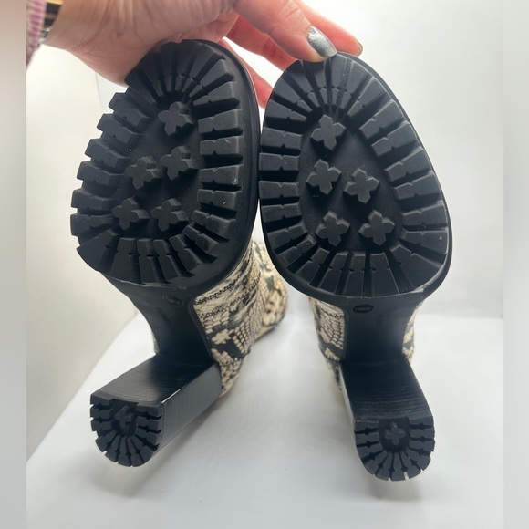 NEW Vince Camuto Erettie Black White Snake Print High Block Heel Booties 7.5M - Picture 8 of 13
